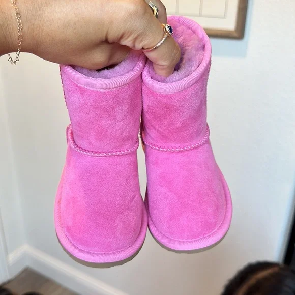 UGG Kids Classic Short Boot in Pink with Glitter Heel NEW Never Worn No Tag/Box - Picture 5 of 6